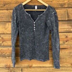 Otomix Long Sleeve V neck - with decorative buttons
